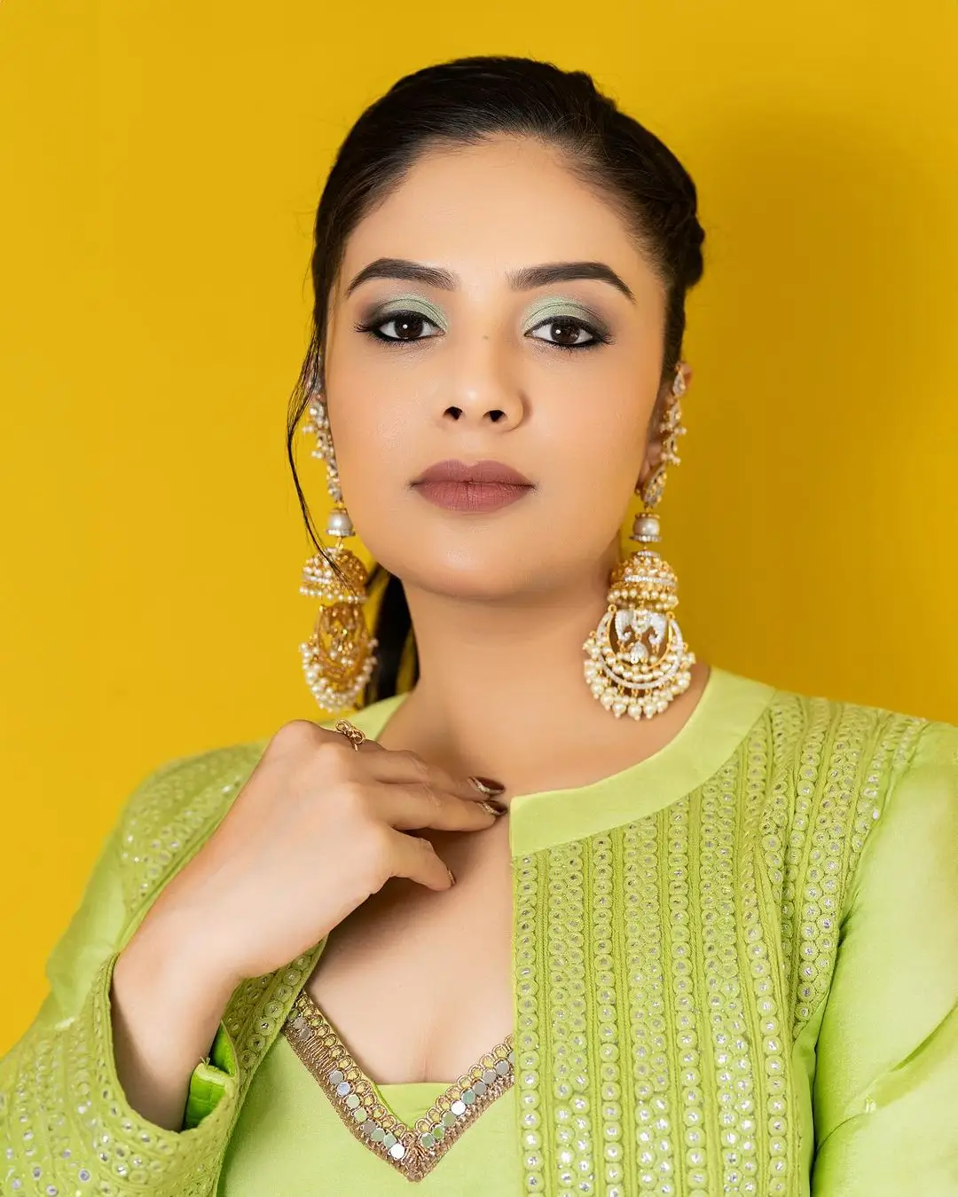 GEMINI TV ACTRESS SREEMUKHI IN GREEN LEHENGA CHOLI